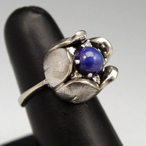 Appraisal: RETRO STAR SAPPHIRE DIAMOND RING K white gold ring contains