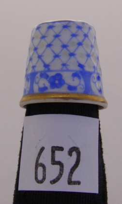 Appraisal: Herend Hungary hand painted thimble with blue floral band design