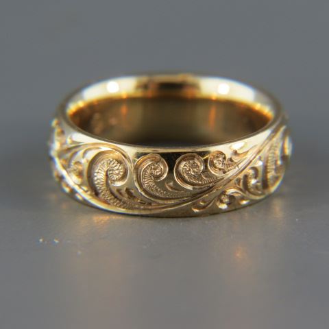 Appraisal: k Gold Band fancy engraved plume design size