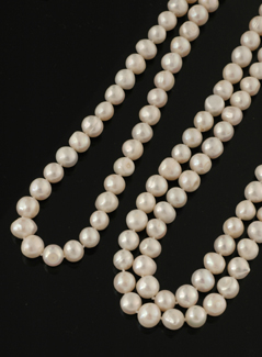 Appraisal: A long strand of freshwater pearls Of creamy white hue