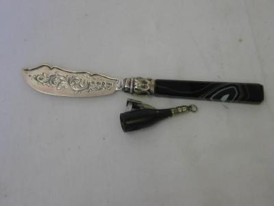 Appraisal: A VICTORIAN AGATE BUTTER KNIFE the polished tapering handle with