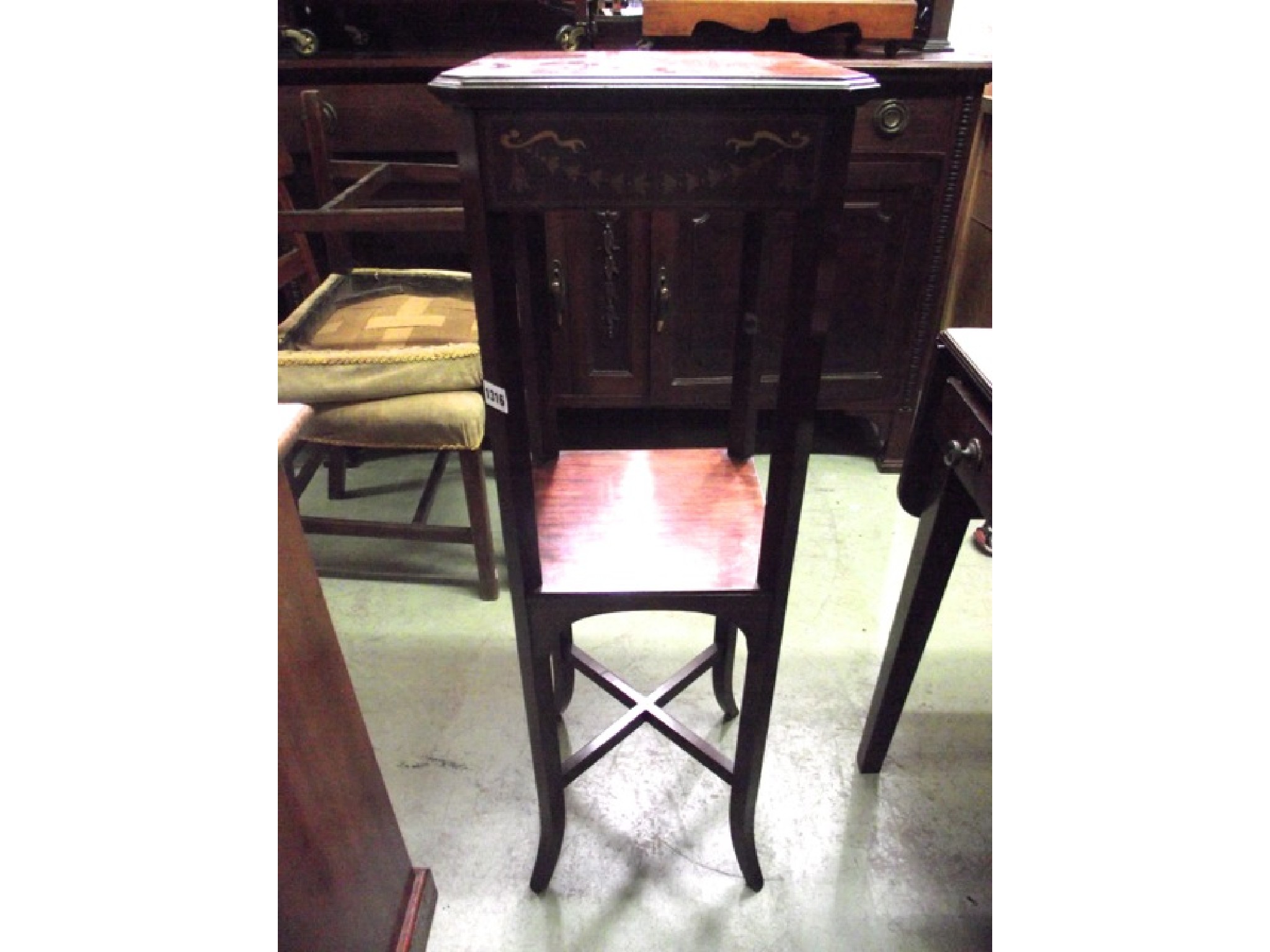 Appraisal: A good quality Edwardian mahogany two tier plant stand of