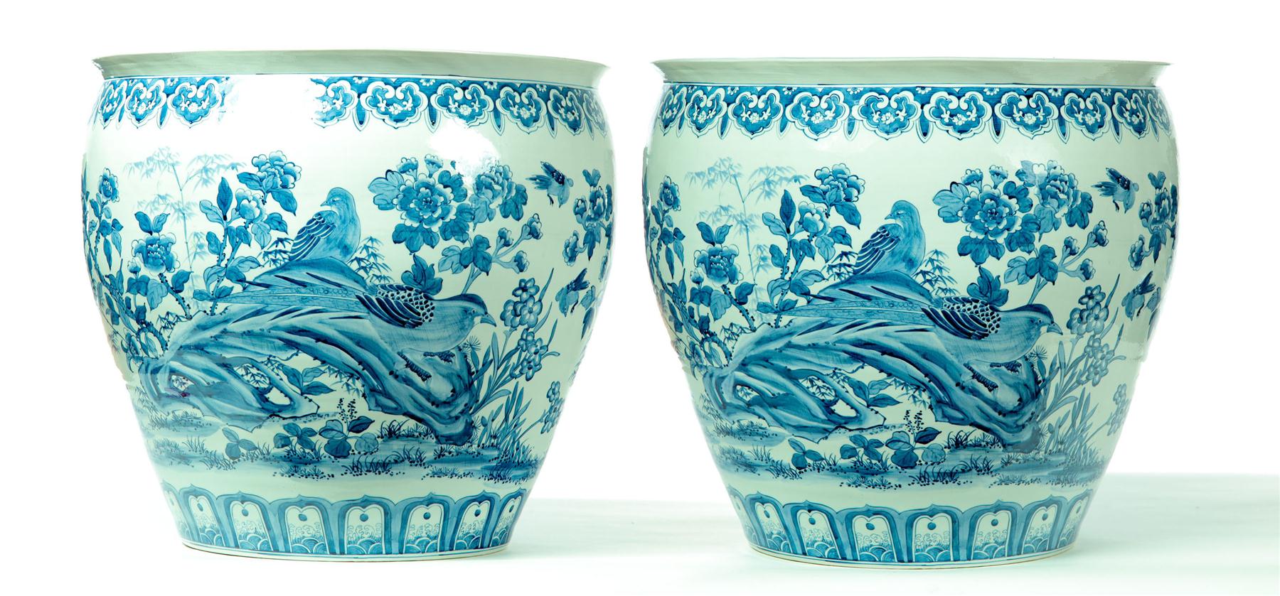 Appraisal: PAIR OF JARDINIERES China th century Large urns with blue