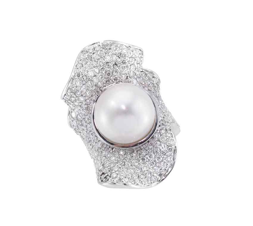 Appraisal: K RING WITH MM SOUTH SEA PEARL IN A SEA