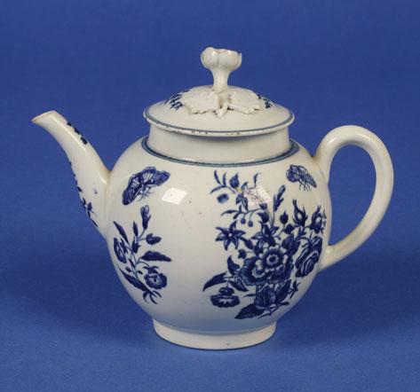 Appraisal: A FIRST PERIOD WORCESTER BLUE AND WHITE TEAPOT AND COVER