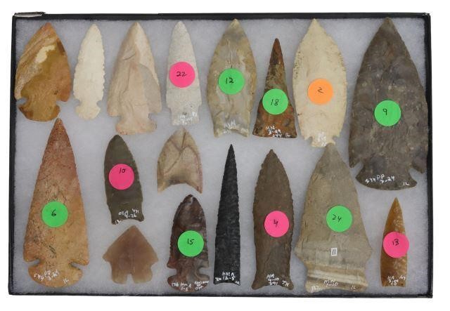 Appraisal: lot of Modern arrowheads projectile points not authenticated largest approx