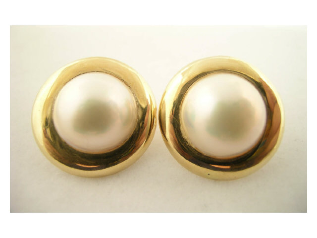 Appraisal: Pair of K yellow gold and mabe pearl earrings containing