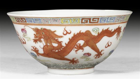 Appraisal: SET OF FIVE SMALL FAMILLE ROSE DRAGON BOWLS China Guangxu