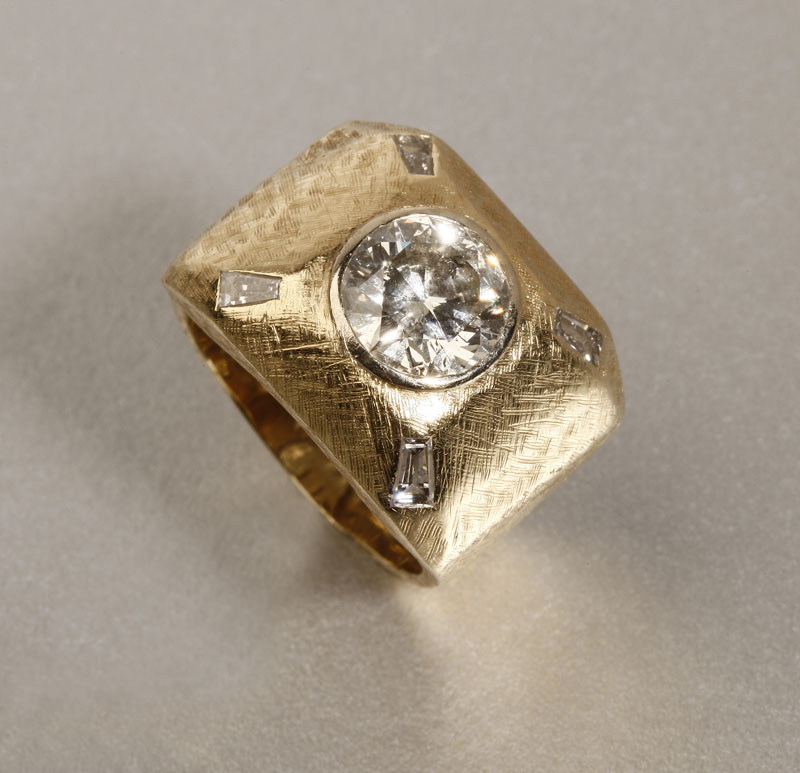 Appraisal: A gentlemen's K yellow gold single stone diamond ring A