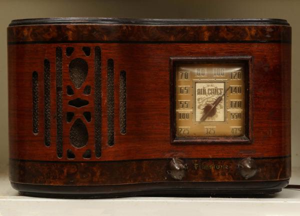 Appraisal: A S FIRESTONE WOOD CASE TABLE TOP RADIOThe Air Chief