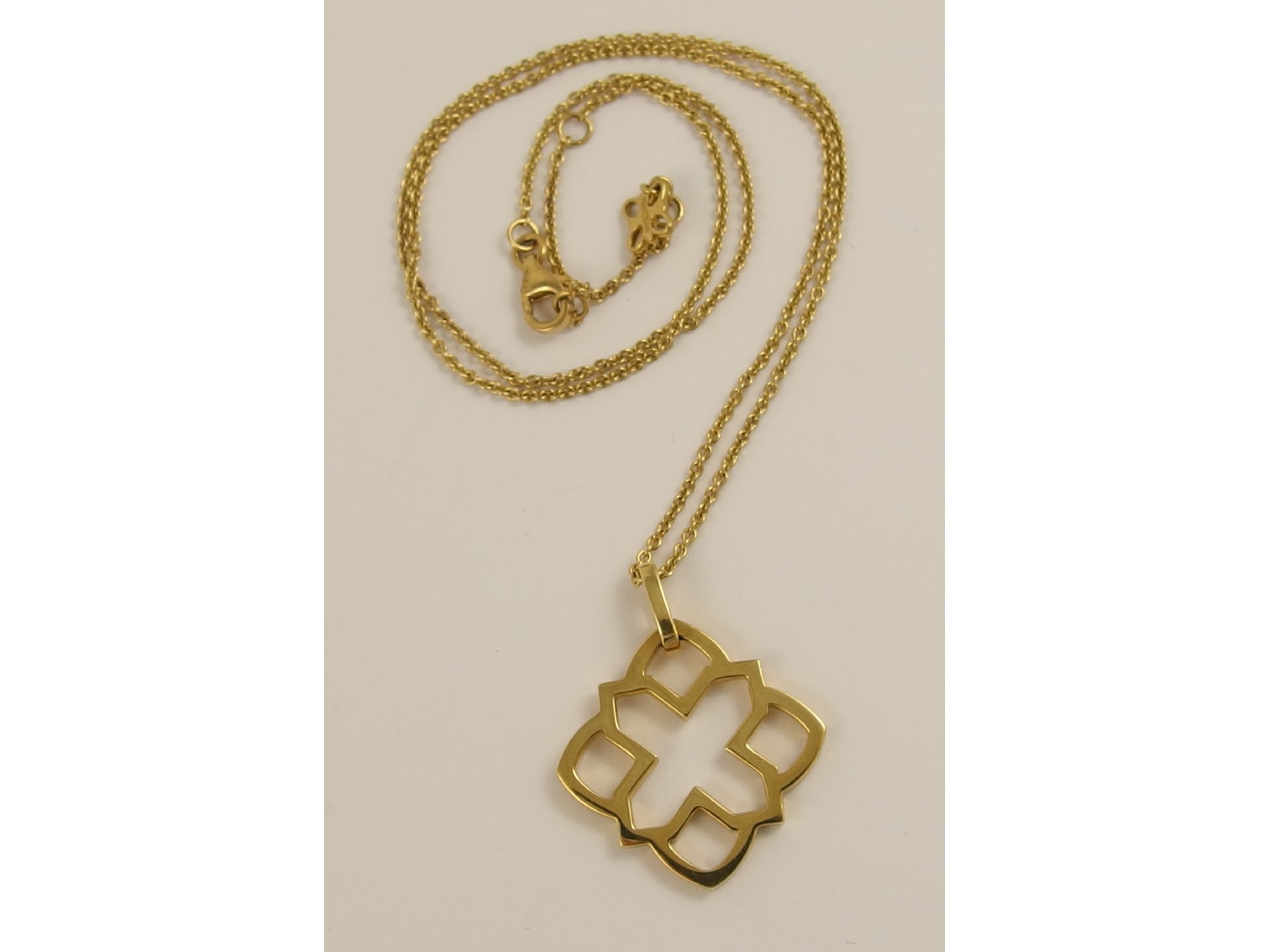 Appraisal: An ct yellow gold pendant and chaindesigned to represent one