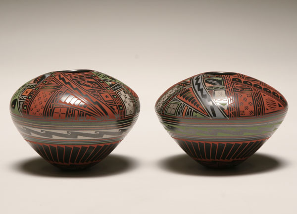 Appraisal: Pair of Mata Ortiz Mexican seed pots by Isidro Ortiz