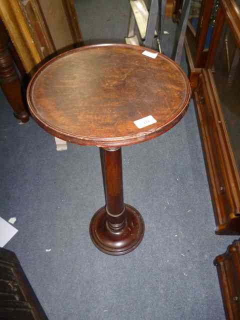 Appraisal: A TURNED CIRCULAR MAHOGANY OCCASIONAL TABLE with column support on