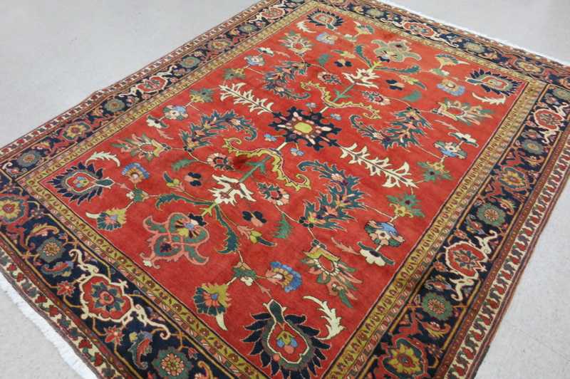 Appraisal: A CONTEMPORARY PERSIAN HERIZ CARPET featuring a colorful stylized leaf