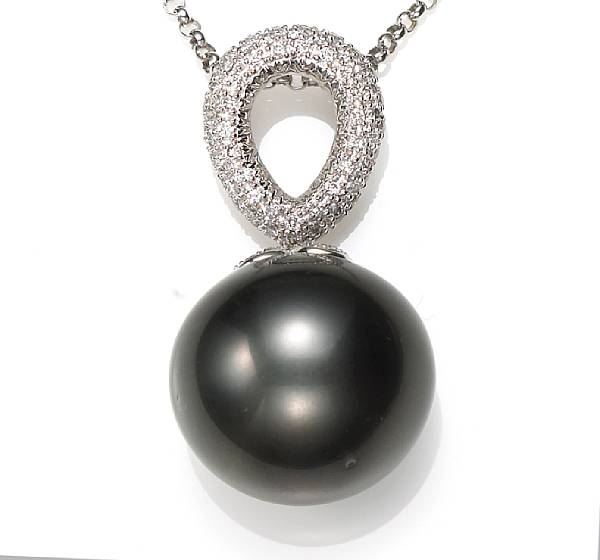 Appraisal: A South Sea cultured pearl and diamond pendant and chain