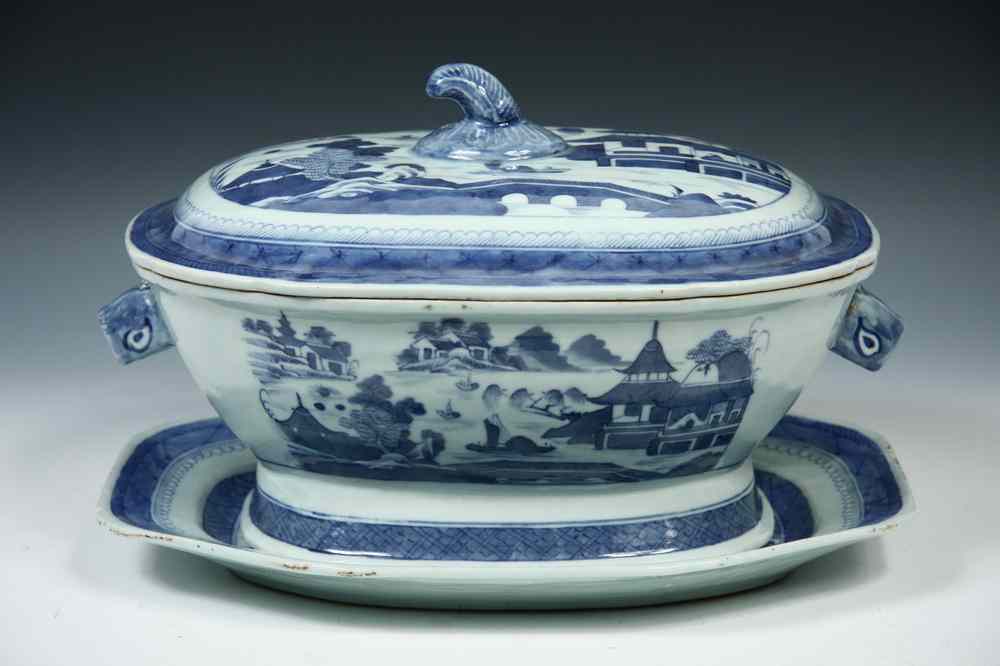 Appraisal: SOUP TUREEN - Mid th c oversize Chinese Export blue