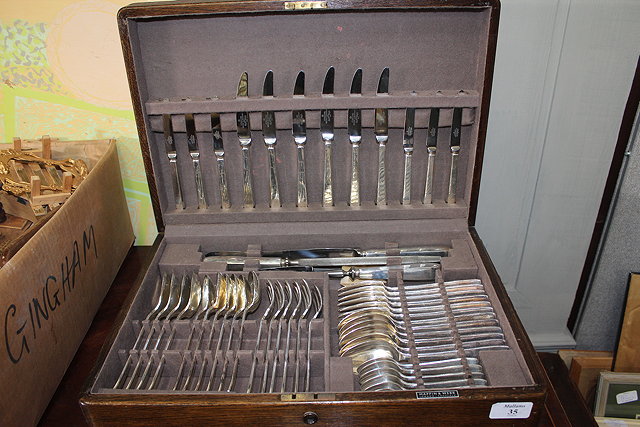 Appraisal: A MAPPIN WEBB OAK CASED CANTEEN of silver plated cutlery