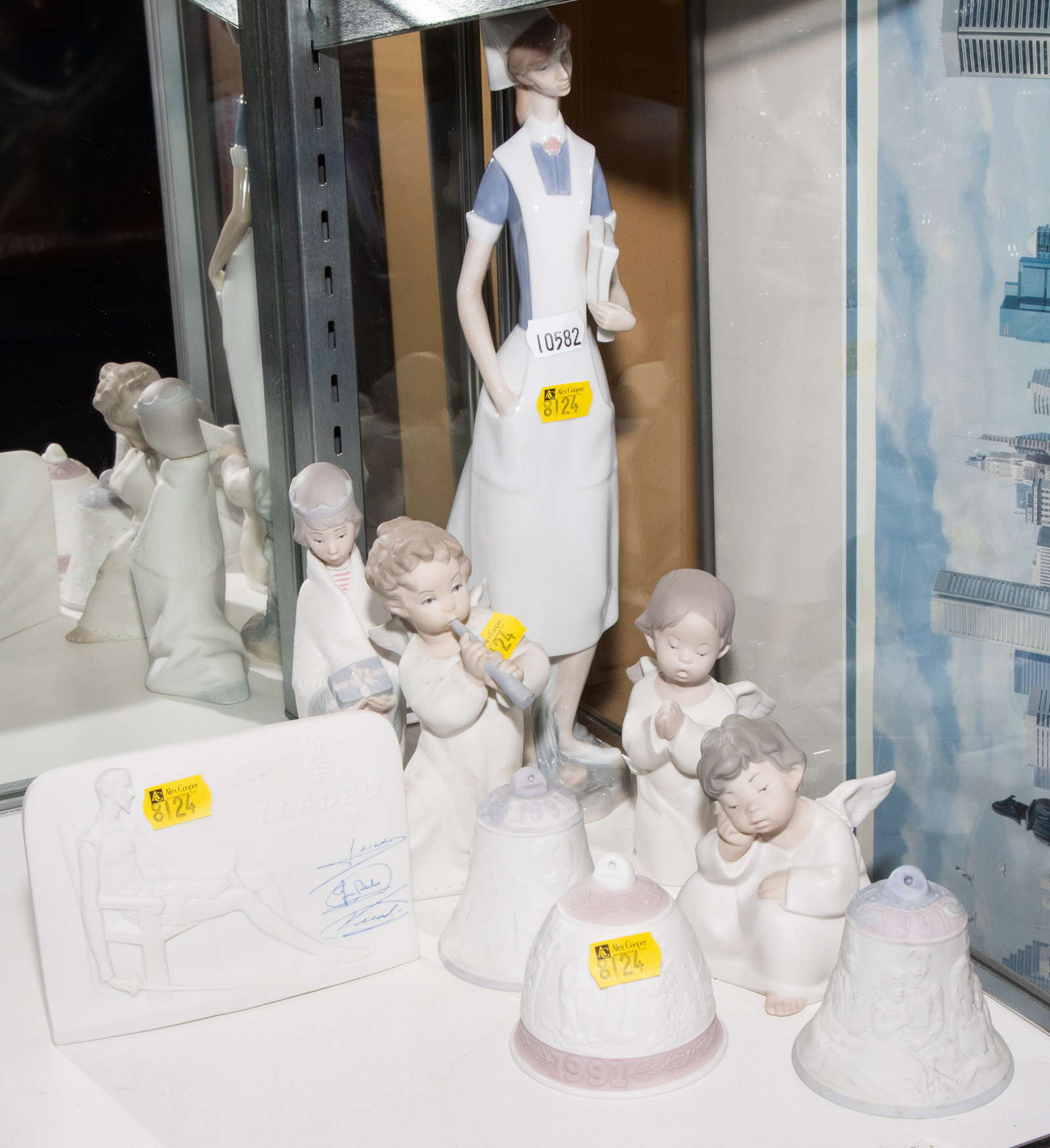 Appraisal: A SELECTION OF LLADRO PORCELAIN COLLECTIBLES Includes five Lladro figures