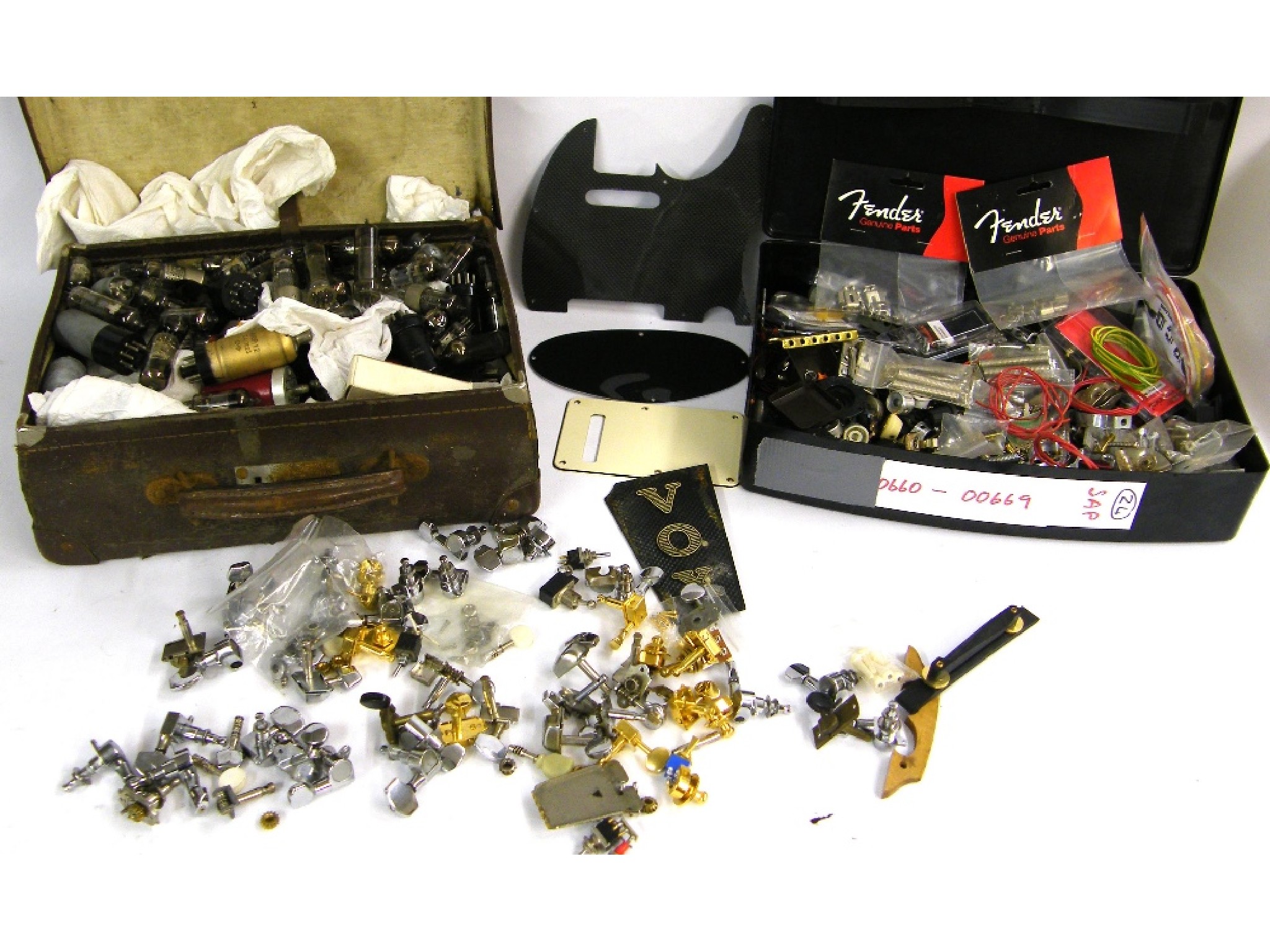 Appraisal: Large quantity of guitar spares to include various tuning pegs