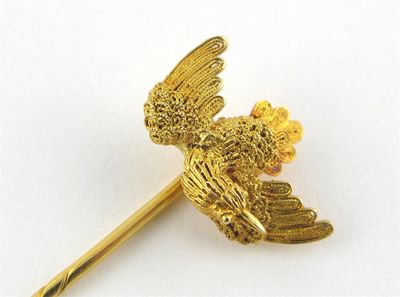 Appraisal: A Chinese gold tie pin the terminal formed as a