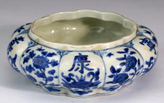 Appraisal: Chinese Ming style lobed dish w Chinese blue and white