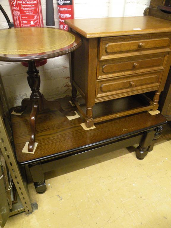 Appraisal: A small oak chest of three drawers an oak coffee