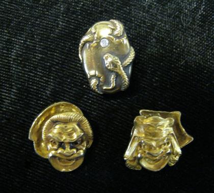 Appraisal: karat yellow gold cufflinks and tie tack setCufflinks of masked