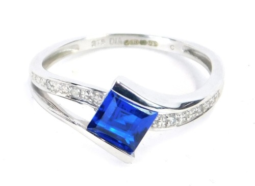 Appraisal: A ct white gold dress ring with central dark blue