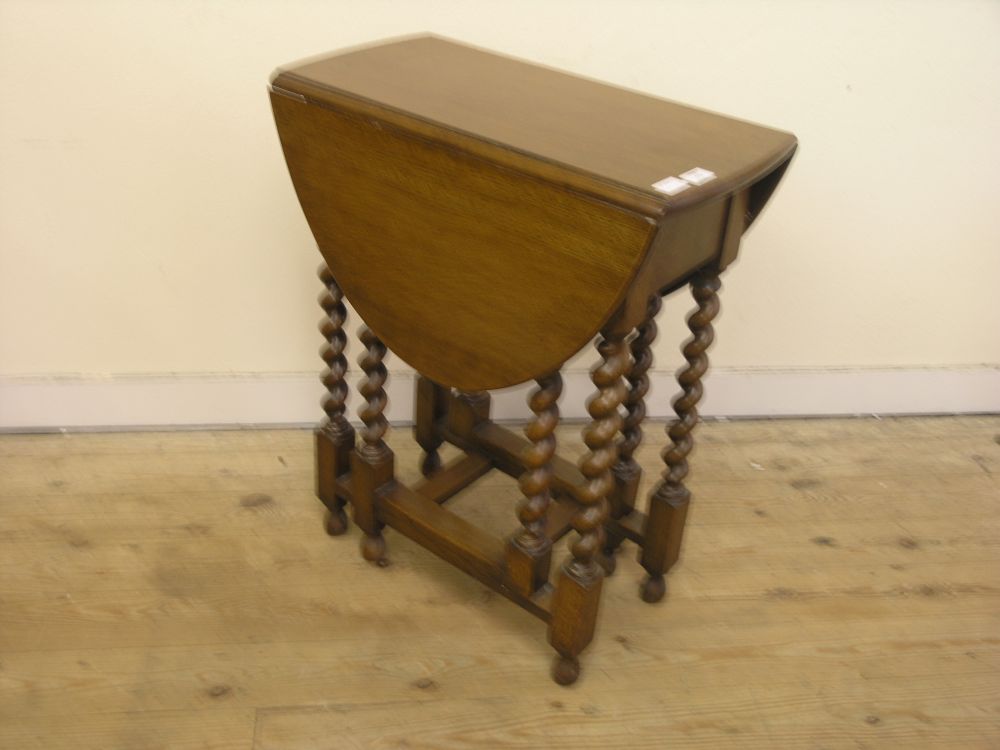 Appraisal: A small solid medium oak gateleg table on barley twist