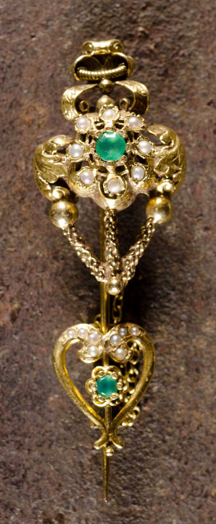 Appraisal: VINTAGE EMERALD AND SEED PEARL JABOT STICK PIN The k