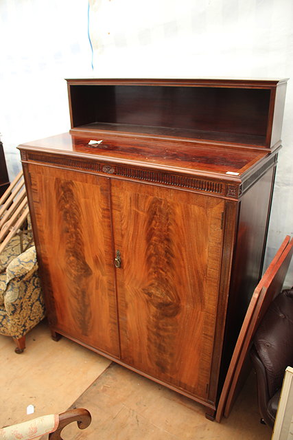 Appraisal: AN EDWARDIAN MAHOGANY CUPBOARD with raised bookshelf back the crossbanded