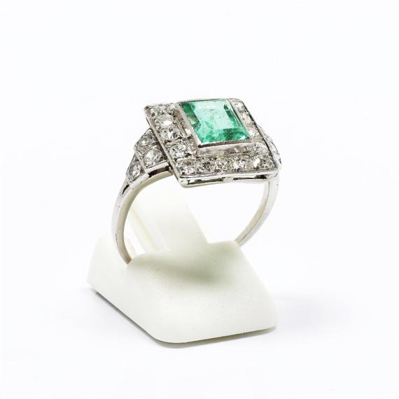 Appraisal: EMERALD AND DIAMOND RING ca Platinum Decorative ring the top