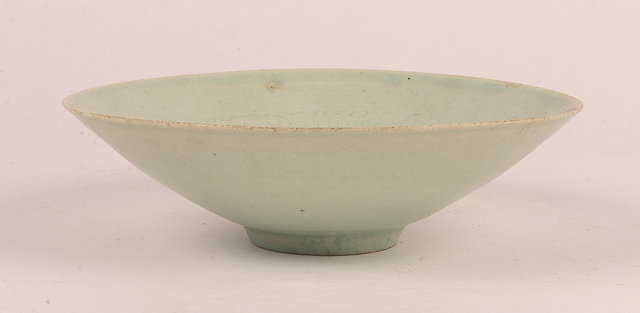 Appraisal: A CHINESE SUNG DYNASTY TO CIRCULAR SHALLOW DISH with shadow