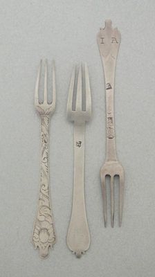 Appraisal: Three late th century trefid sweetmeat forks a William III