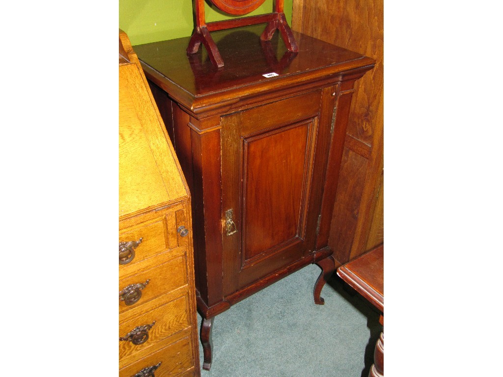 Appraisal: Lot comprising mahogany cabinet and an oak linen chest