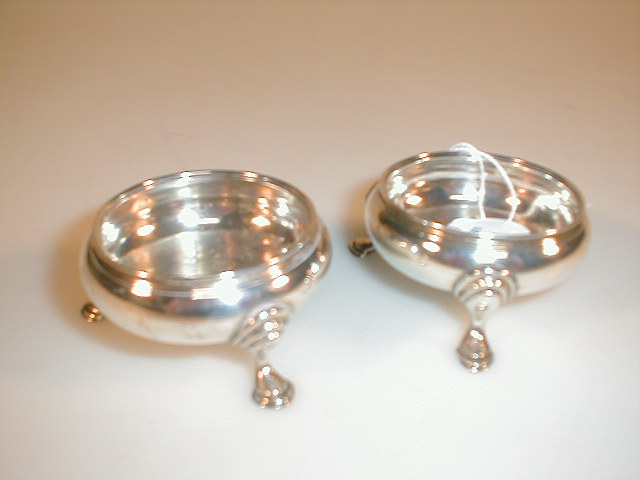 Appraisal: A pair of Georgian silver cauldron salts