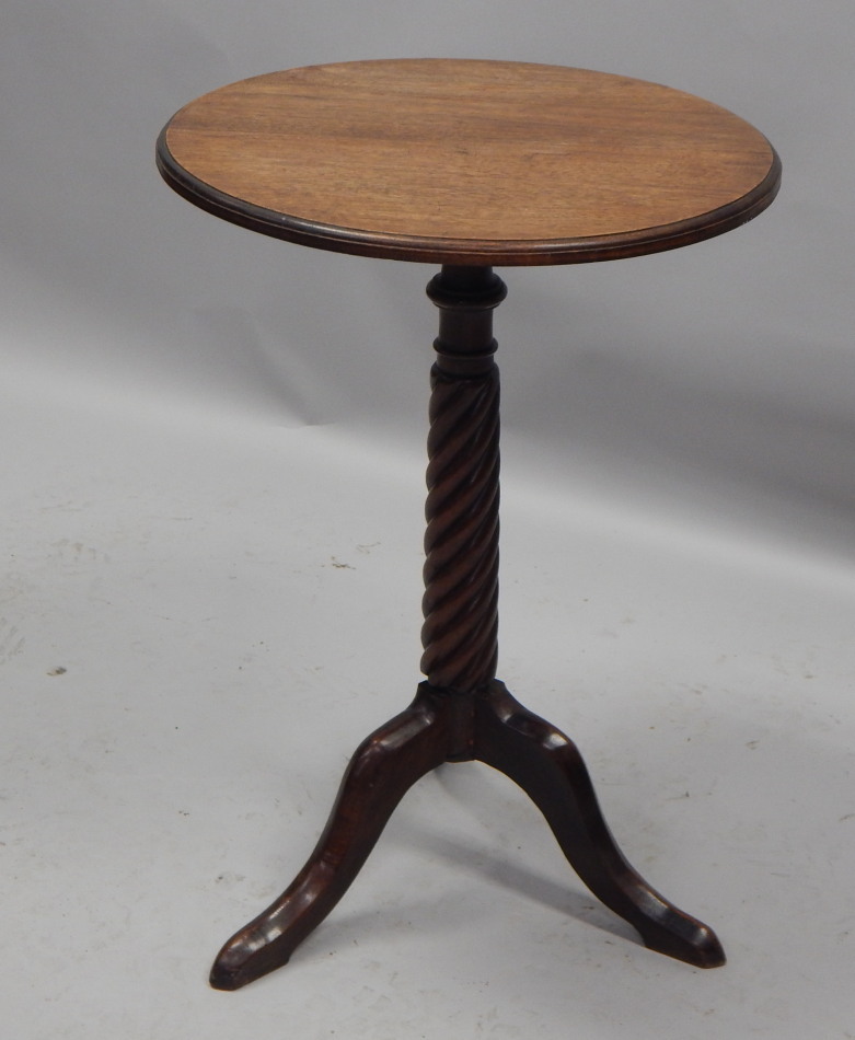 Appraisal: A Colonial style hardwood occasional table the circular top on