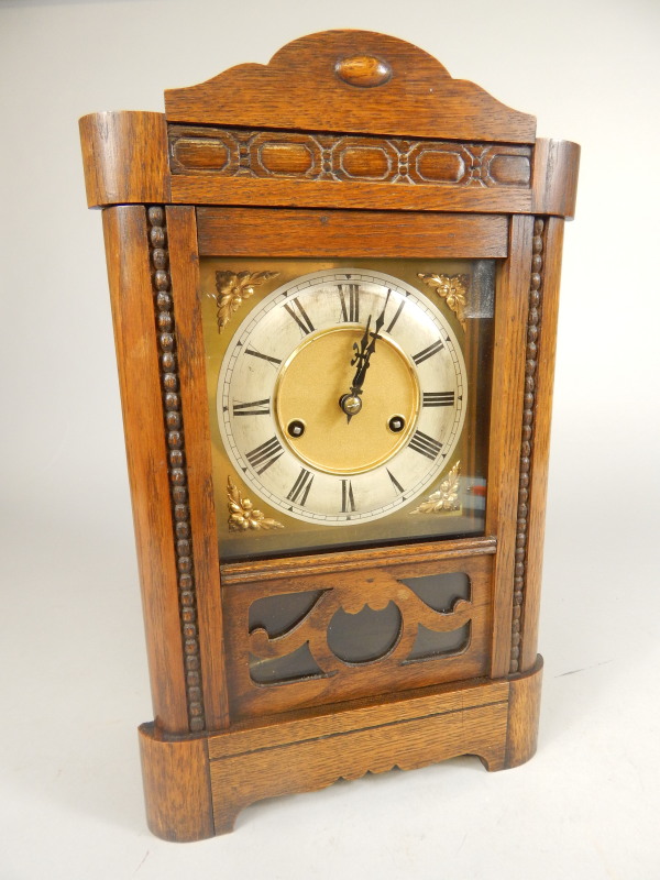 Appraisal: An early thC oak cased mantel clock with silvered dial