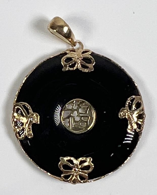 Appraisal: K yellow gold and onyx Chinese necklace pendant diameter