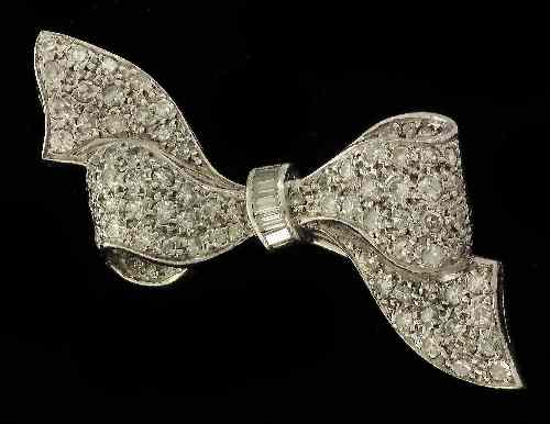 Appraisal: A s silvery coloured metal mounted diamond bow pattern brooch