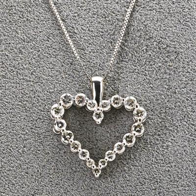 Appraisal: K WHITE GOLD DIAMOND HEART PENDANT ON CHAIN Nineteen graduated