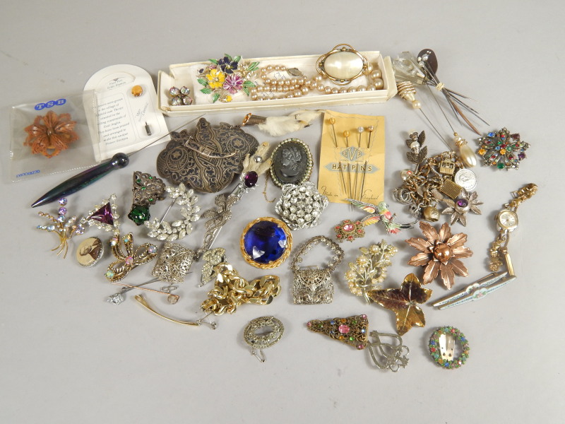 Appraisal: Various costume jewellery effects etc to include an elaborate brooch