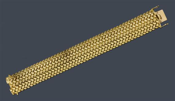 Appraisal: GOLD BRACELET Yellow gold g Classic bracelet with braided pattern