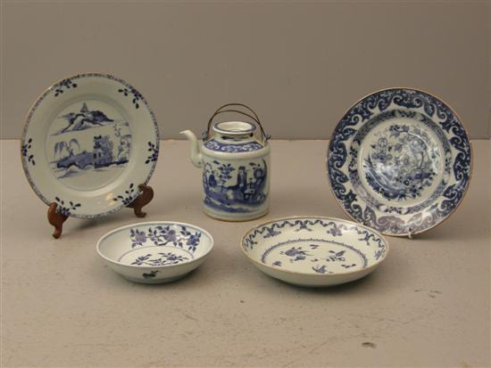 Appraisal: Five pieces of Chinese th century blue and white porcelain