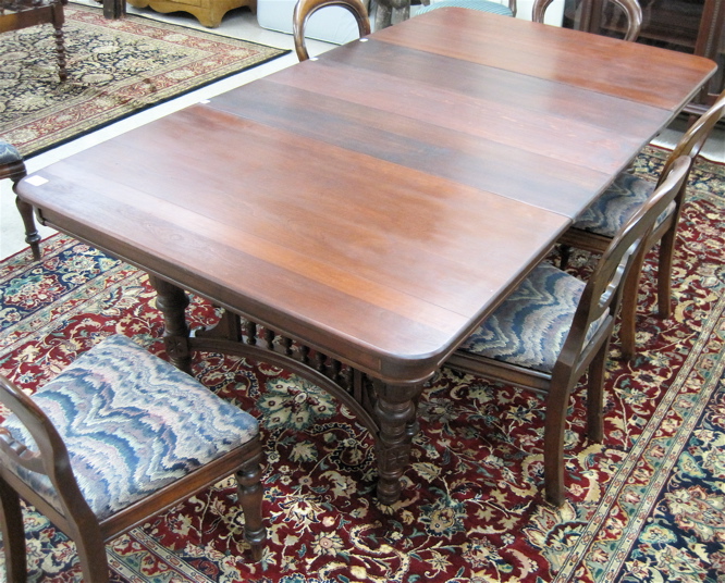 Appraisal: VICTORIAN DINING TABLE WITH THREE LEAVES American c having a