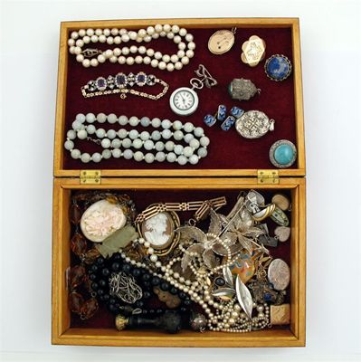 Appraisal: A Box of assorted jewellery including a cultured pearl necklace