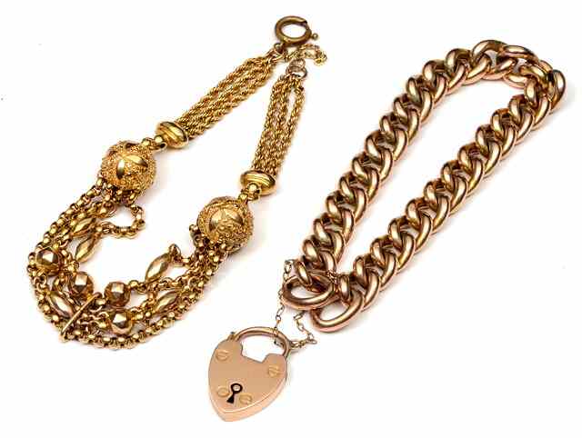 Appraisal: A CT GOLD HOLLOW CURB LINK BRACELET with a padlock