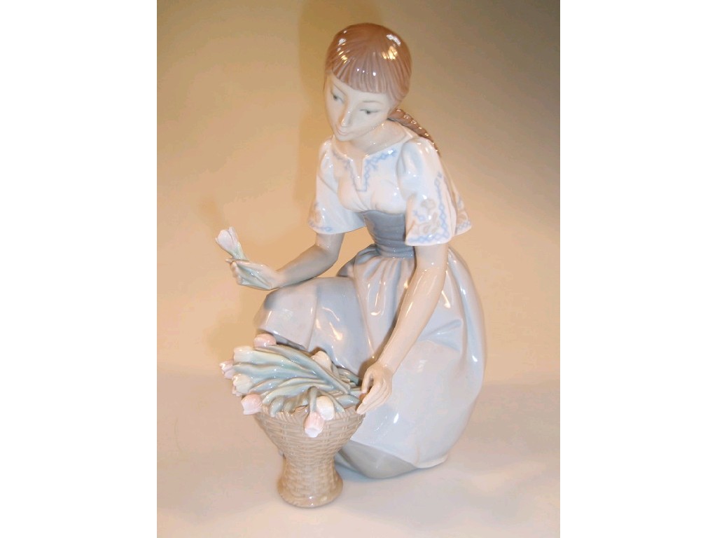 Appraisal: A Lladro porcelain figure of a young girl with a