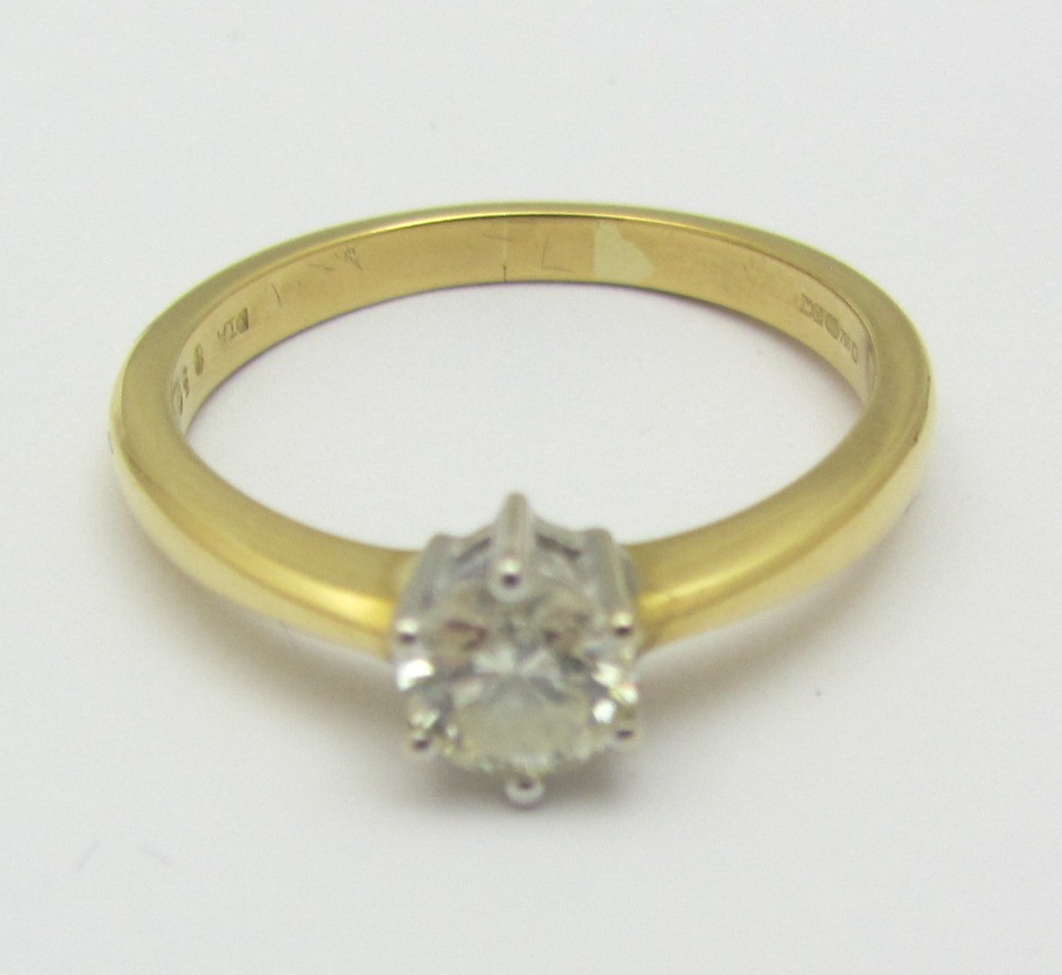 Appraisal: An ct gold and diamond set single stone ring claw