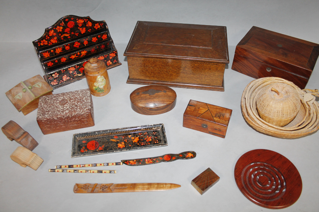 Appraisal: Various treen comprising of a thC oak box the rectangular